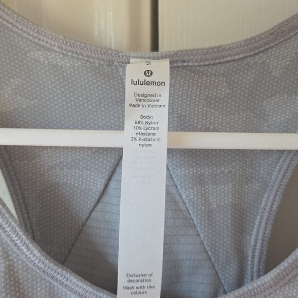 Lululemon NWT Essential Tank Size 2 Pleasted Grey $60 - Picture 4 of 6